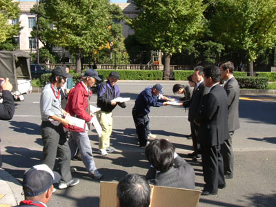 署名手渡しの様子