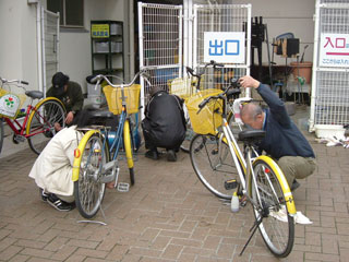 公園レンタサイクル車の点検の様子